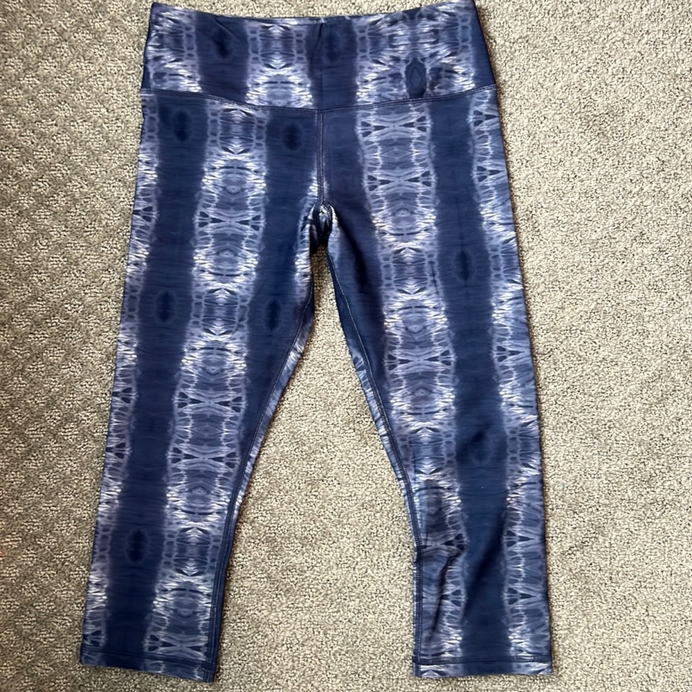 Blue patterned capri length leggings